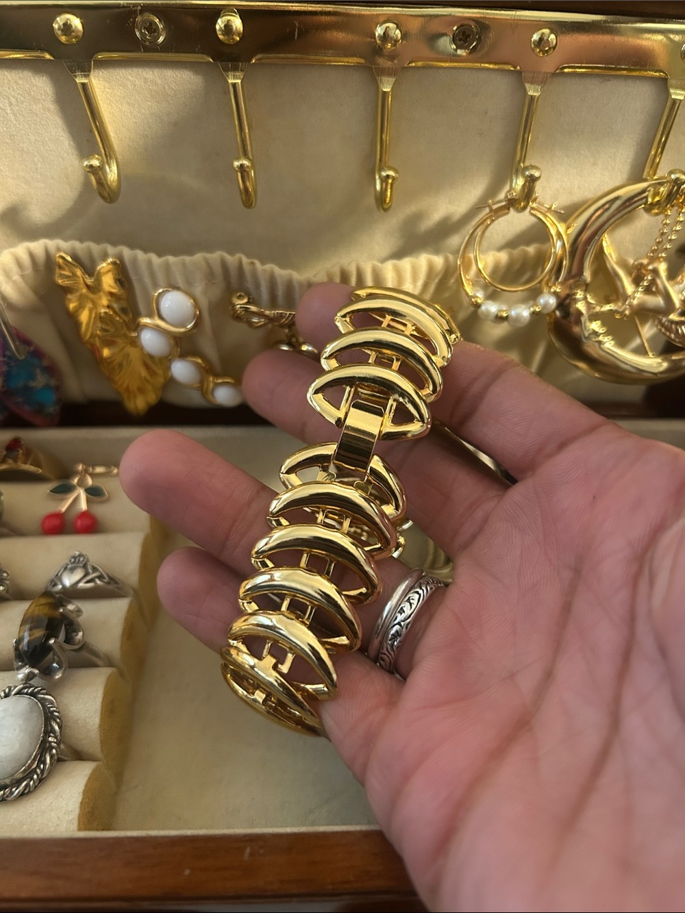Vintage 80s chunky gold crescent link statement bracelet.